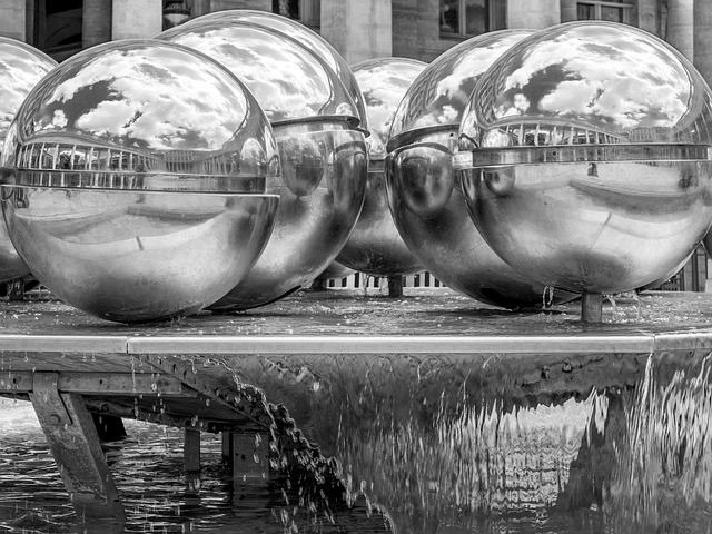 Freistehende Metallskulptur